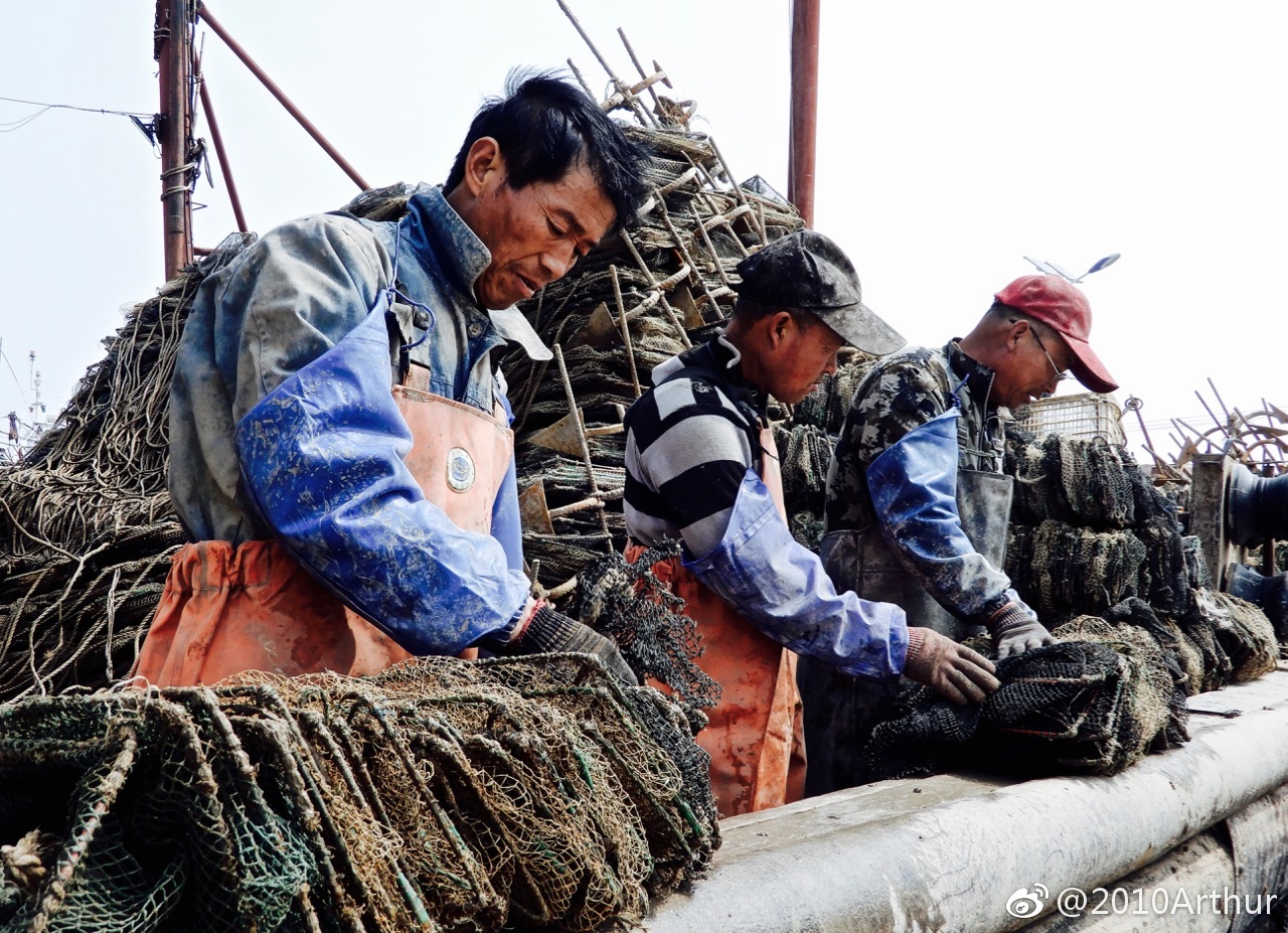在渤海曹妃甸蚕沙口的渔港码头停泊着几十艘渔船