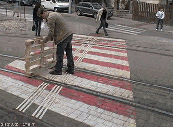 搞笑gif: 告诉你一个秘密