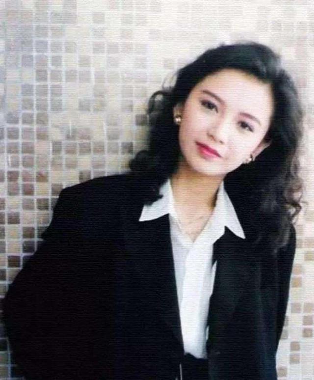 曾华倩90年代经典发型在希望之鸽里面饰演的是纯洁迷人的日本少女