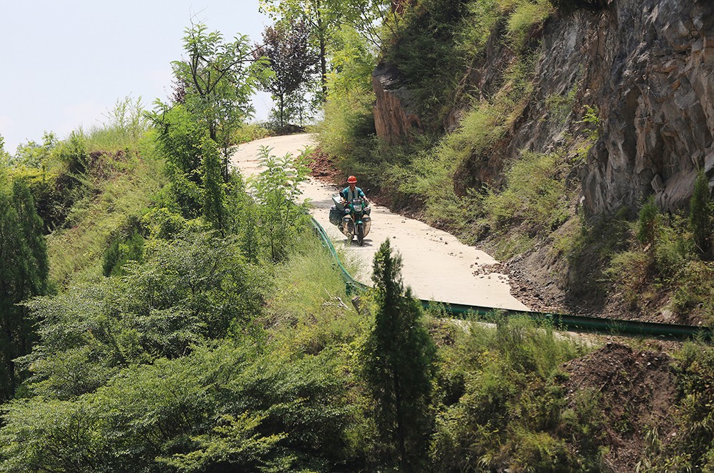 乡村投递员贷款3000元买摩托车送快件 步行投