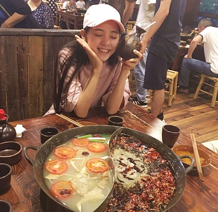 女星吃火锅丑态百出!赵丽颖杨幂馋到不行,刘亦菲竟辣到脸抽筋