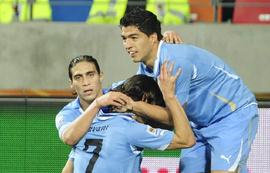 为何乌拉圭拿到两次世界杯冠军,球衣胸前绣四