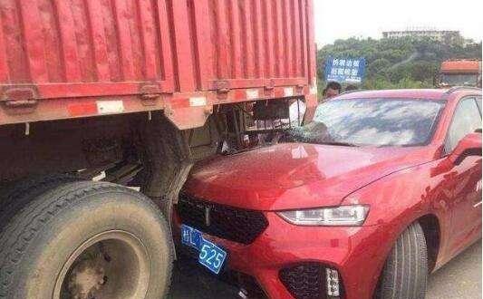 长城VV7高速路上追尾货车司机险丧命 车主：油耗高却能救命