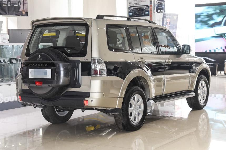 同等预算买车，顶配Jeep自由光和入门级三菱帕杰罗怎么选？