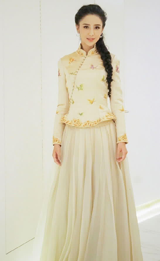 佟丽娅的衣服是选小了?衣摆往上翘,20多颗扣子