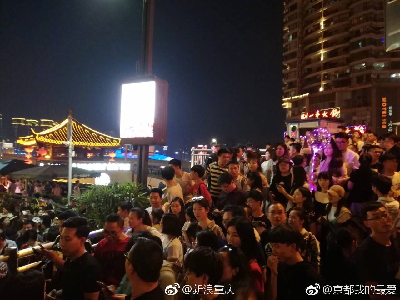 今晚洪崖洞到底有多红：人多得限流了 千厮门和东水门大桥被迫限行