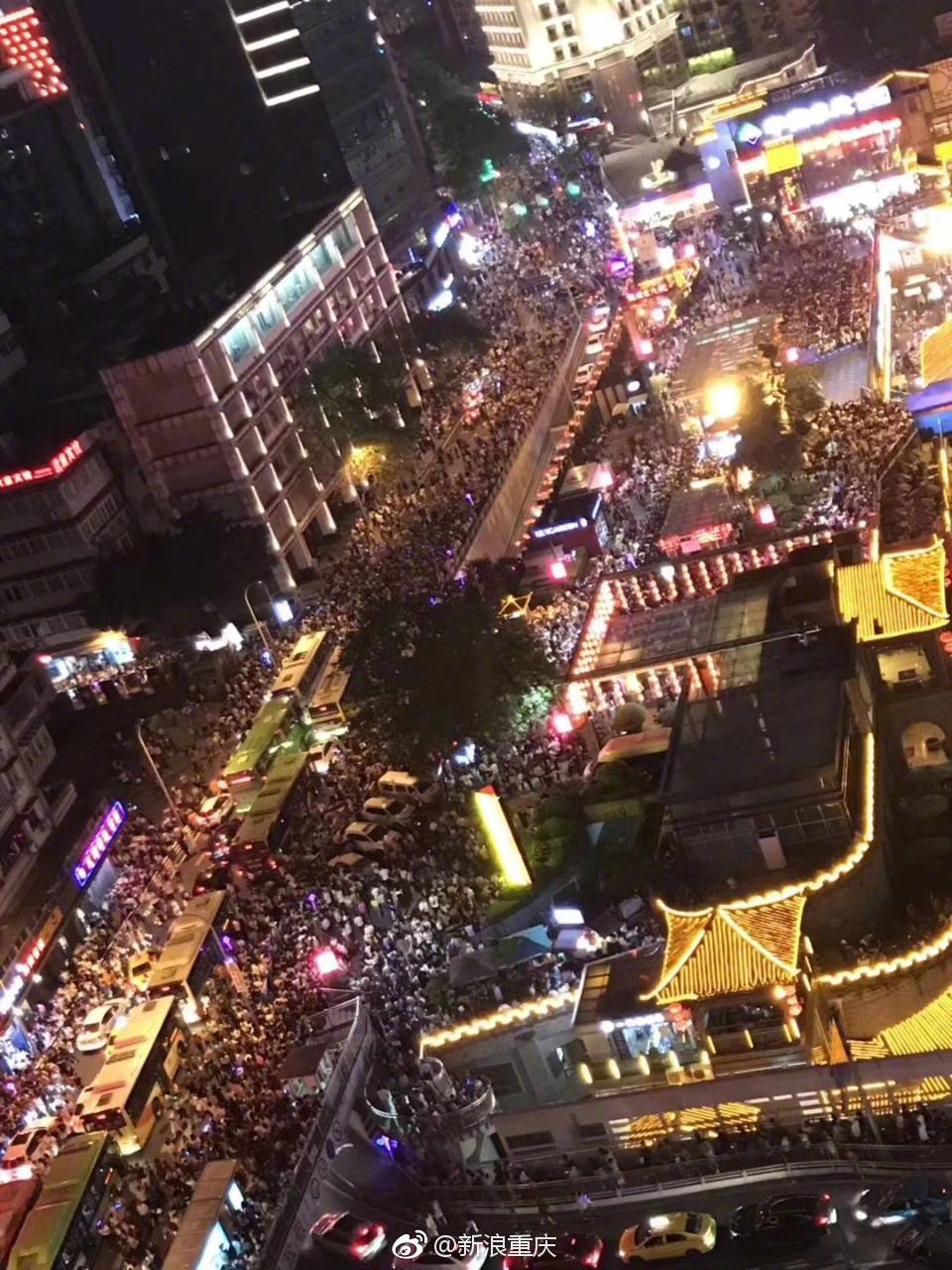今晚洪崖洞到底有多红：人多得限流了 千厮门和东水门大桥被迫限行