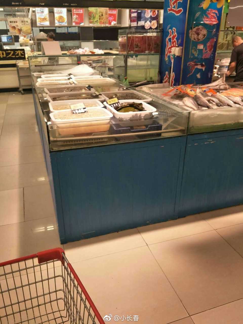 网友爆料:长春四道街欧亚优客一口超市海鲜摊