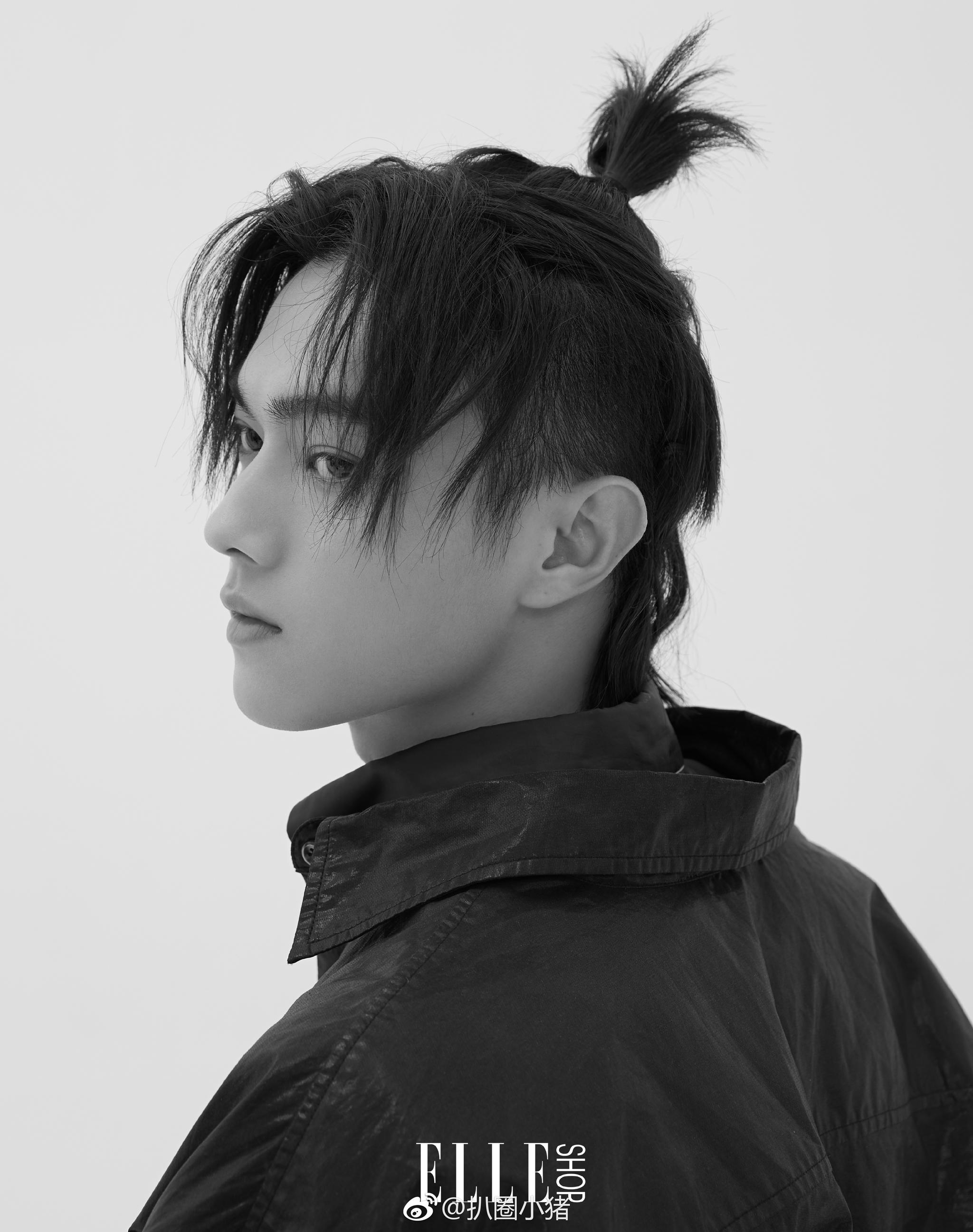 许凯的ELLESHOP大片完全get到了他的帅点,“穿过鲜花