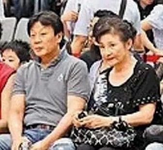 64岁寇世勋全家照,母亲背景强大却住养老院,两个老婆差别太大