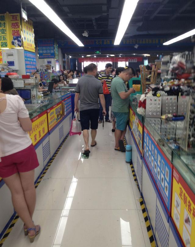 深圳实拍: 华强北电子市场依然火爆