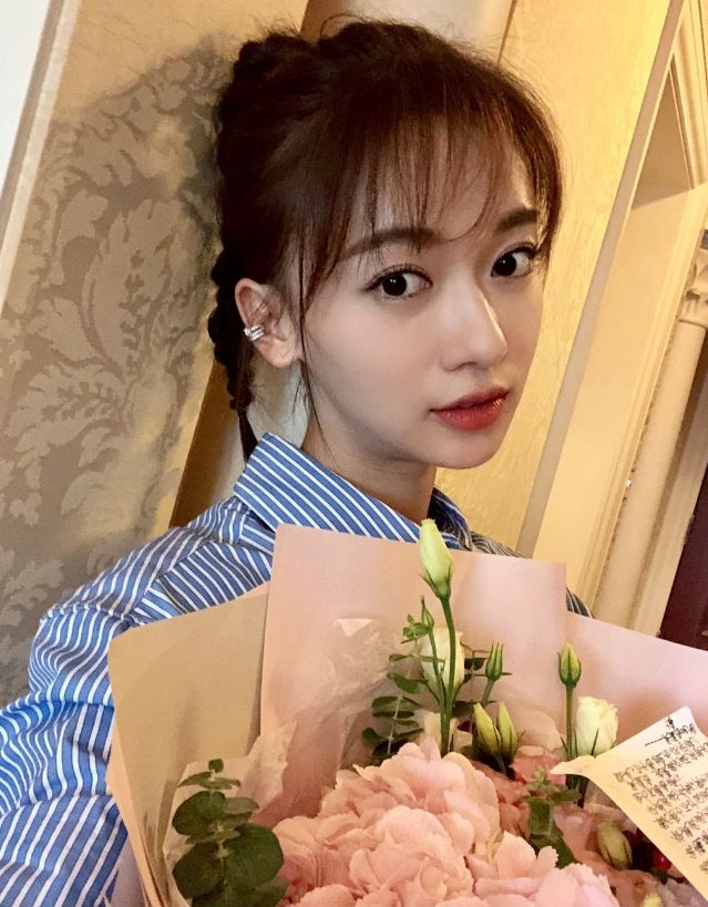 吴谨言时装周首秀,圆规式发际线辣眼,注意看她