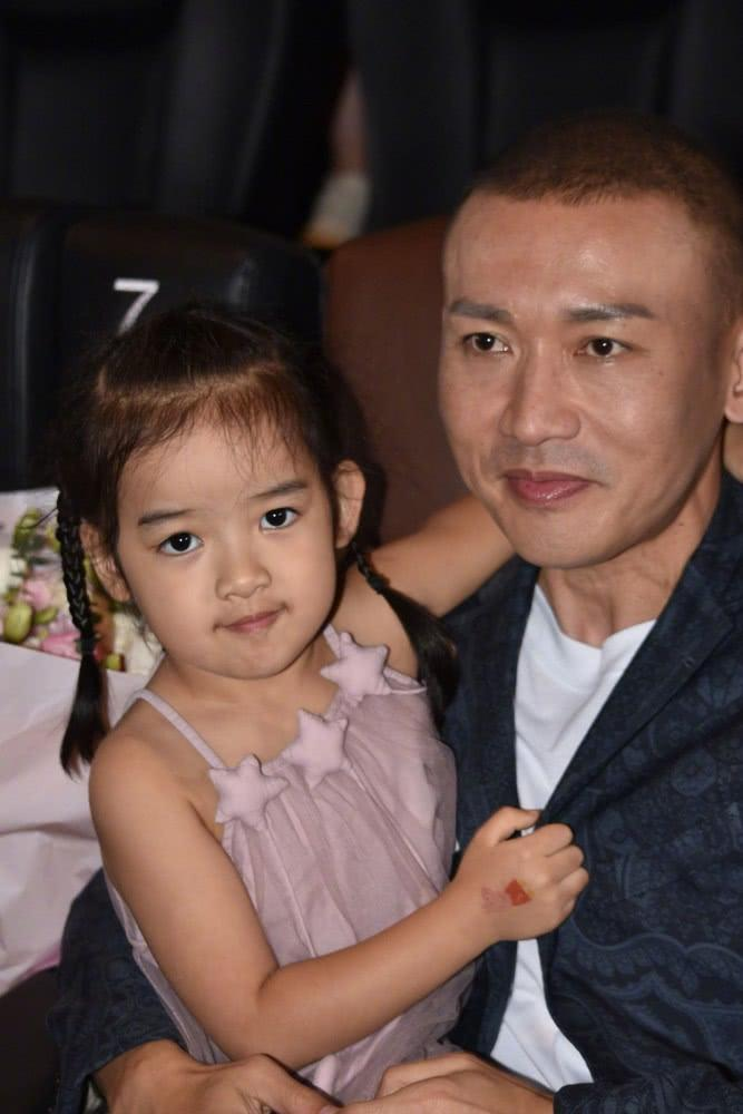 走红毯时却挥手打苍蝇?聂远微博幽默回应,让网