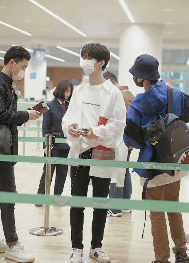 范丞丞小鬼互关 一个组合的成员又是好朋友 一