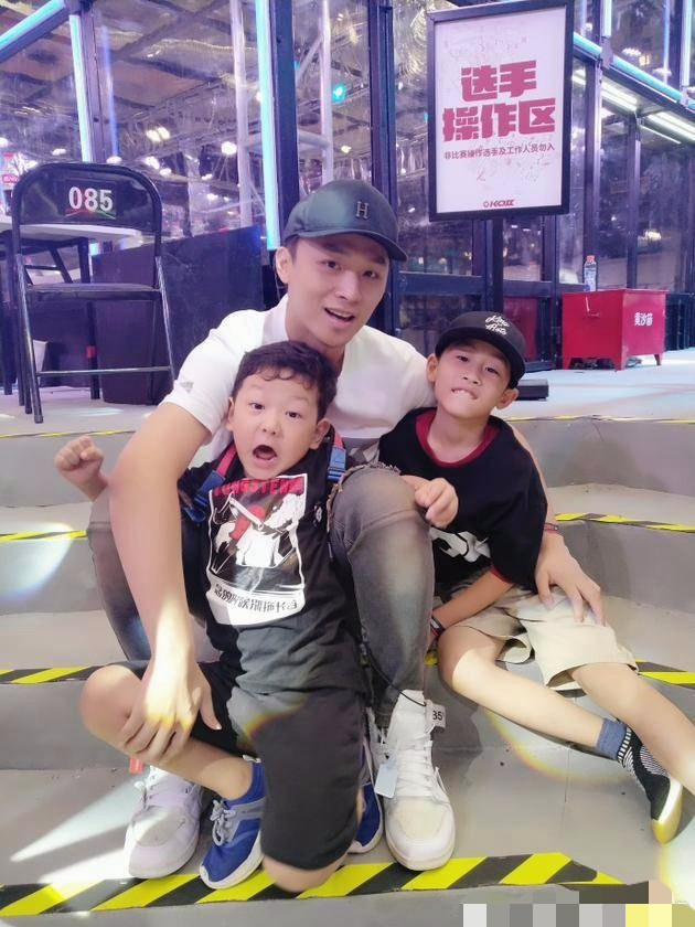 郑爽新男友张恒,微博公开承认恋情,回复网友留