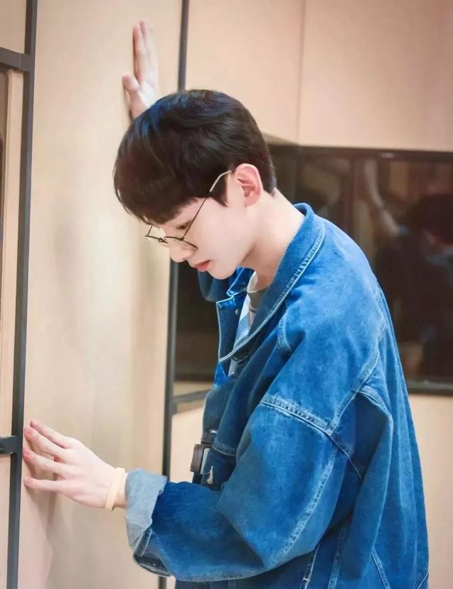 草根出身靠郑爽一夜爆红 怼天怼地今凭高智商