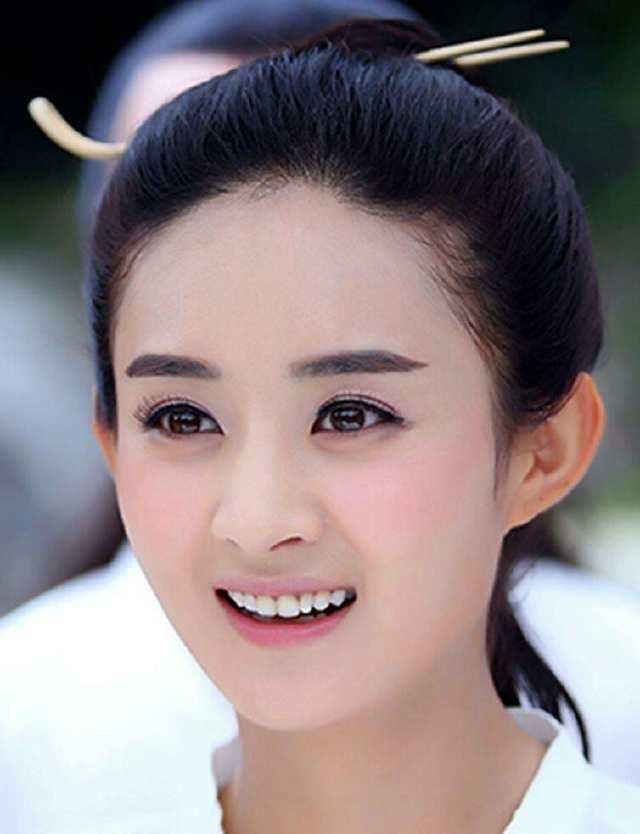 虽然赵丽颖的眼睛本来就又大又圆,可是她在《花千骨》里面戴的美瞳却
