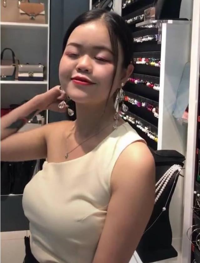 她被人骂抖音最丑网红,网友:她哪来的自信,脸是