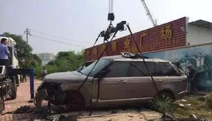 比亚迪被路虎撞翻了，比亚迪车主看到后笑着说路虎也不过如此！