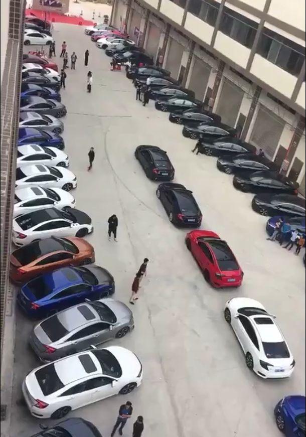 某小区内齐聚百台本田思域神车引网友关注，车主：我们不一样