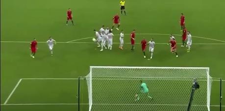 C罗香蕉球完成帽子戏法,任意球打出精妙弧线,