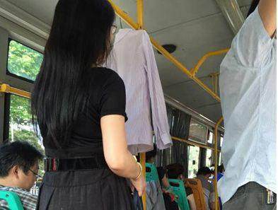 女子坐公交车当众脱下外套,小伙看不过去,一句话女子无话可说!