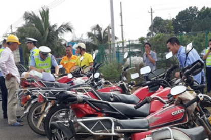 骑摩托车被交警查到时,有些人丢下车子直接逃