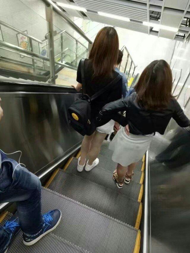 高铁上, 一男子打开导航仪后, 一直让乘务员减速