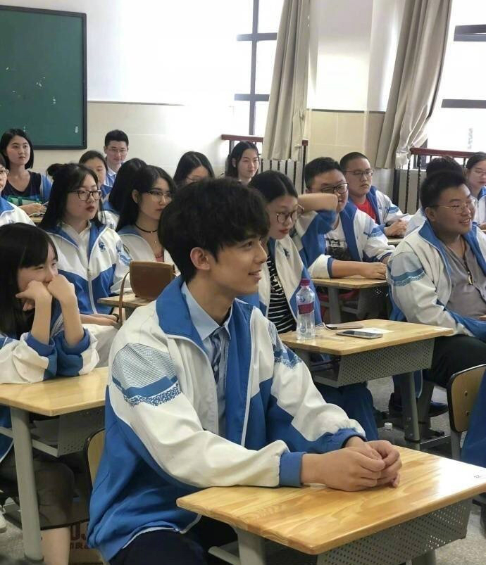 誰(shuí)都想做明星的同班同學(xué),其實(shí)同學(xué)都很難見(jiàn)到他們?。?wh="0.86"