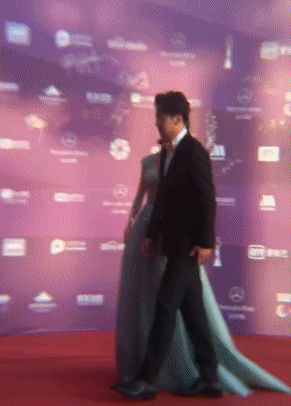 雷佳音佟丽娅一起走红毯紧紧牵着手莫名很配 签名版还画个心