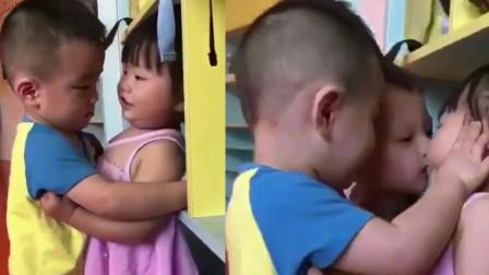 幼儿园内泡妞高手 小男孩亲吻小女孩后开心舞动