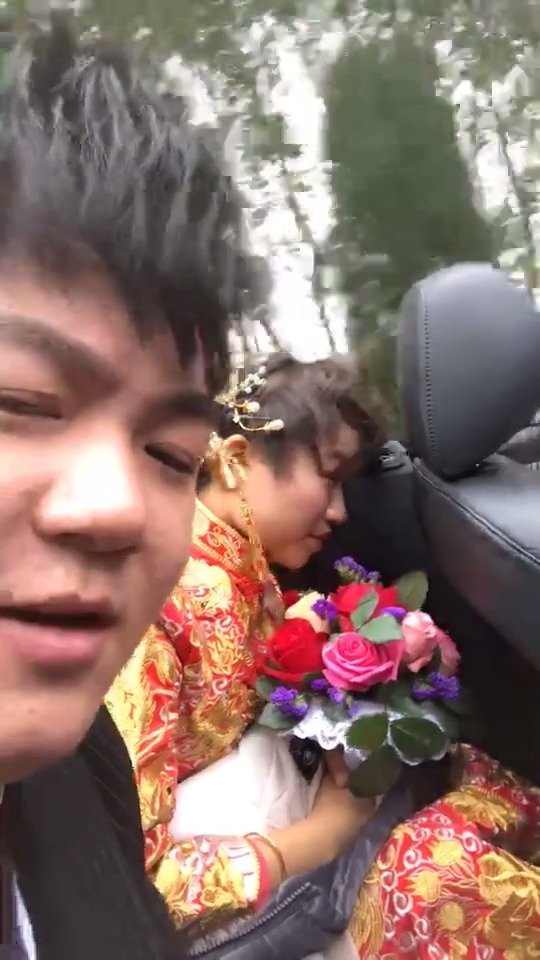 结婚坐敞篷车冻成狗。。