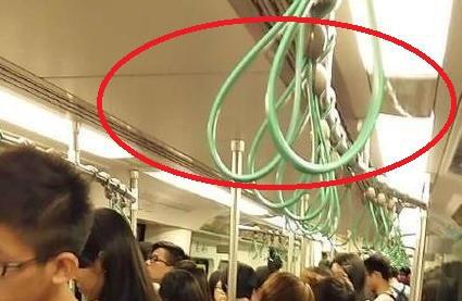 搞笑十一图:请问这是扶手还是上吊的绳子啊