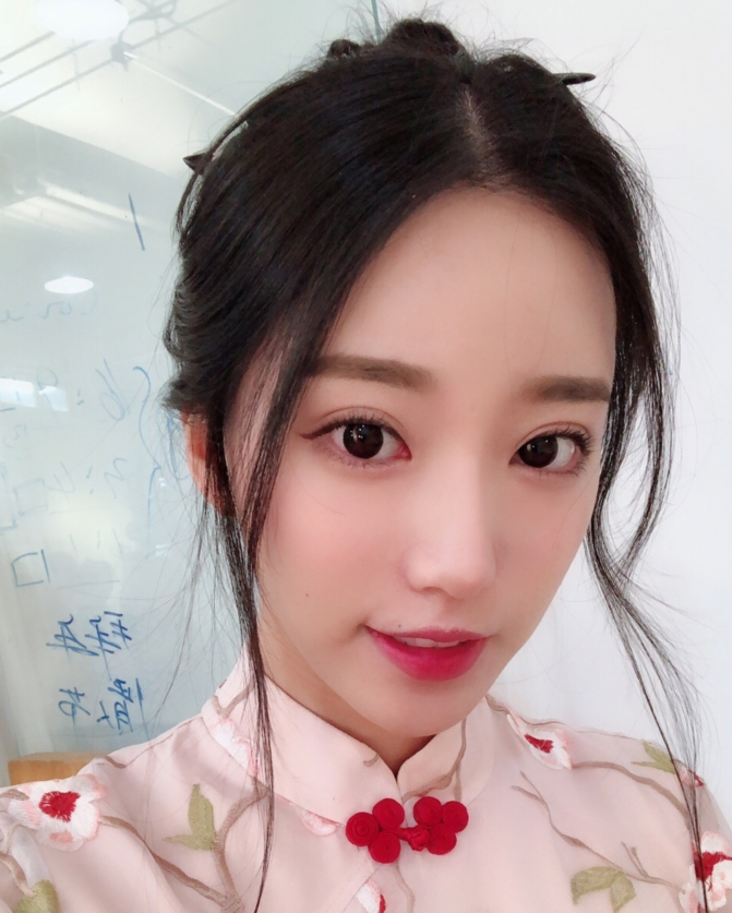 旭旭宝宝微博关注的女主播中,除了阿冷另一位