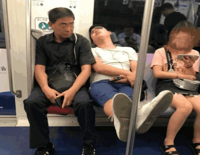 女子穿短裙坐地铁, 低头玩手机感觉异常, 大爷反应使人赞美他