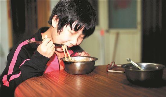 总觉得宝宝身上有股怪味, 医生检查后说的话让