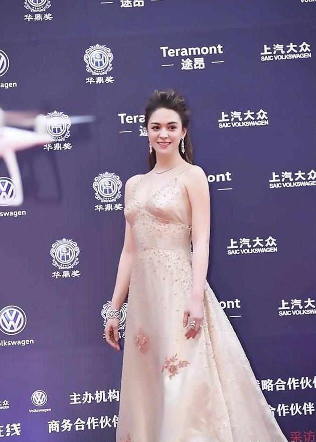 张榕容真会穿,深V长裙都是亮点,网友:看起来太性感了!