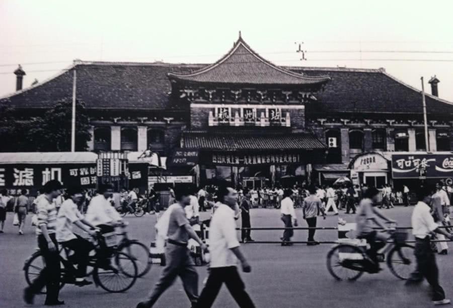 这是80年代至90年代的杭州城站.