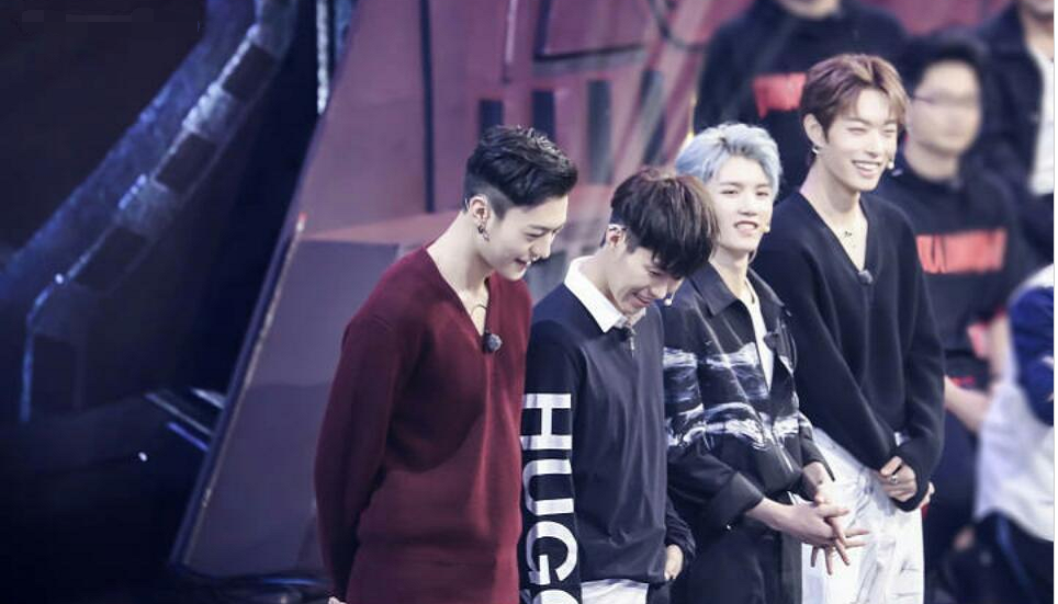 baby坤音四子同框 坤音四子给小海绵带了礼物