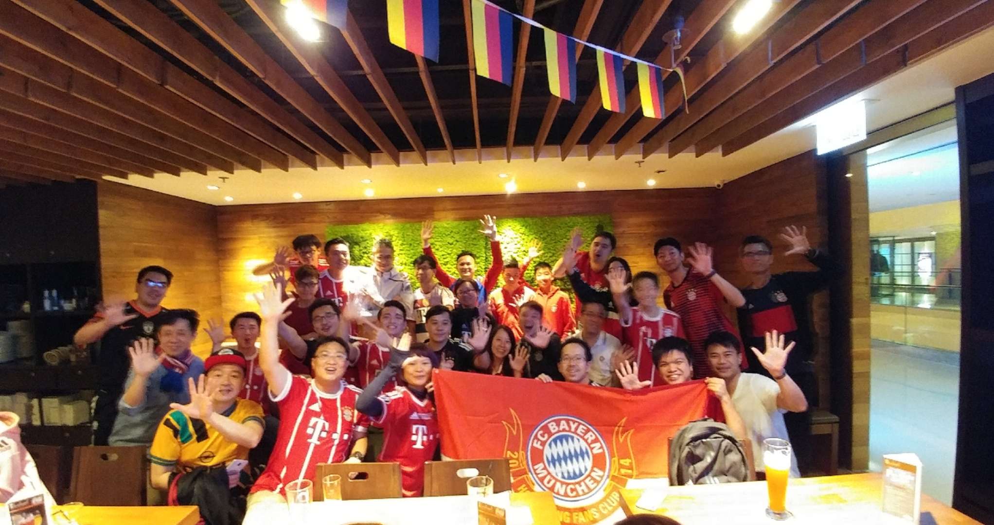 拜仁6:0多特,各地聚会照片来啦(分别来自青岛,