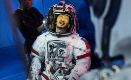 吴京携新片《流浪地球》归来,穿宇航服上太空,表情痛苦让人心疼