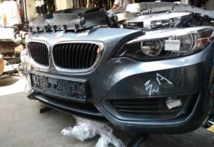 买了一辆宝马5系的抵押车，回来大卸八块竟然拆出20多个追踪器