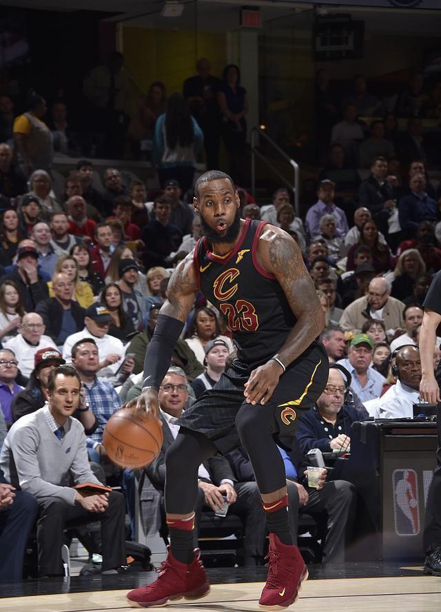 詹姆斯三双表现统治攻防两端 NBA比分凸显巨星价值与团队韧性