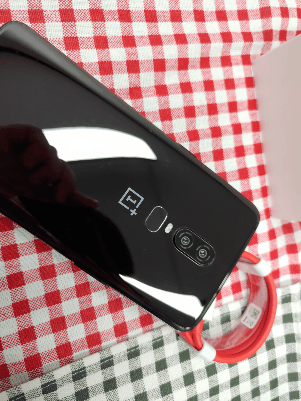 谁说一加外观没有特色? 新机采用双面玻璃, 还