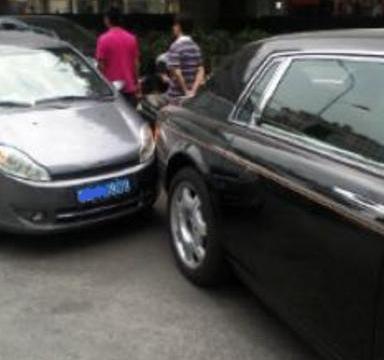 奇瑞小车追尾800万的劳斯莱斯幻影，路人：为奇瑞车主捏了一把汗