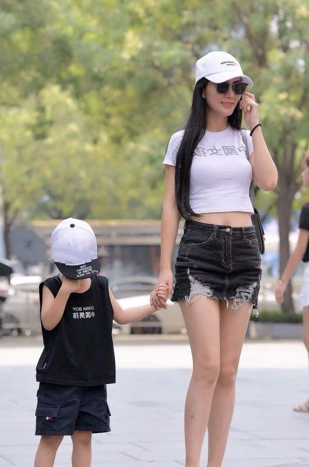性感辣妈穿超短裙秀出一双修长纤细的美腿,这裙子真的很迷你