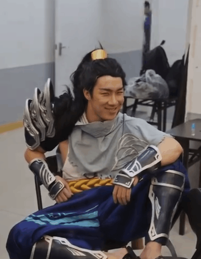 骚男COS亚索露招牌笑容与粉丝玩梗: ”老哥开黑吗, 我亚索贼6“