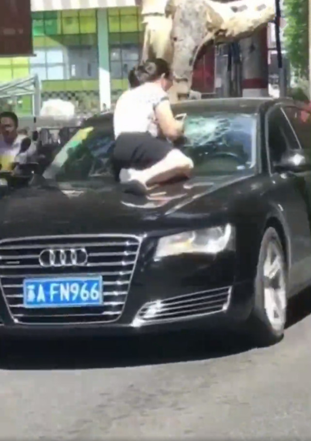 南京原配怒打小三事件:这种渣男对老婆的态度,最让人心寒