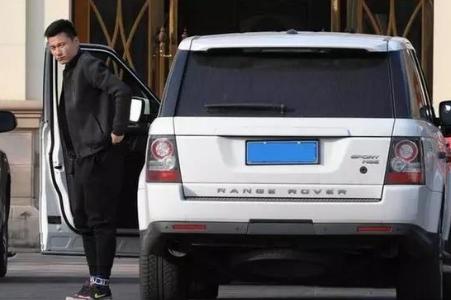 国足踢不进世界杯,但开的世界名车不输顶级球