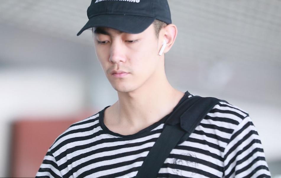 纪凌尘与阚清子分手后现身机场 胡子拉碴似心